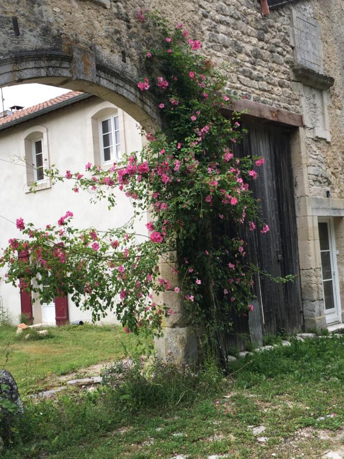 La Grange Aux Dames Acomodação com café da manhã Geville Exterior foto